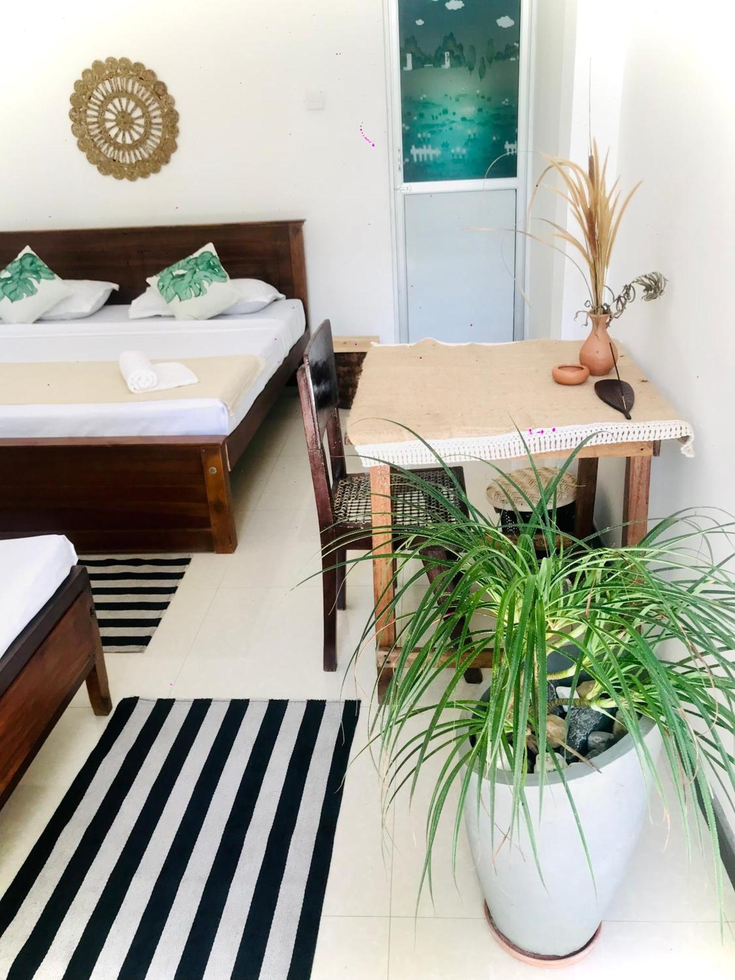 Bananas Mirissa Hotel Екстериор снимка